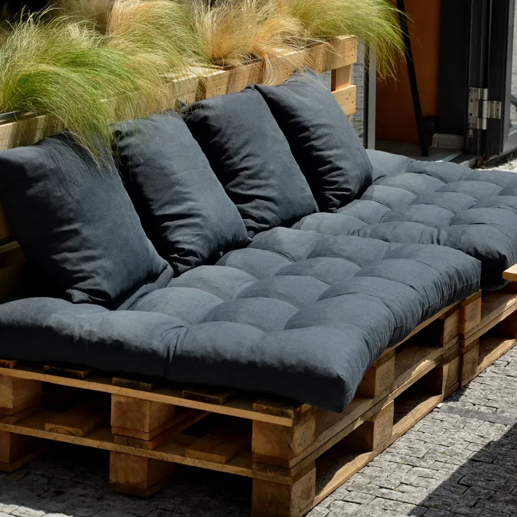 Tufting machinery for garden cushions and outdoor mattresses